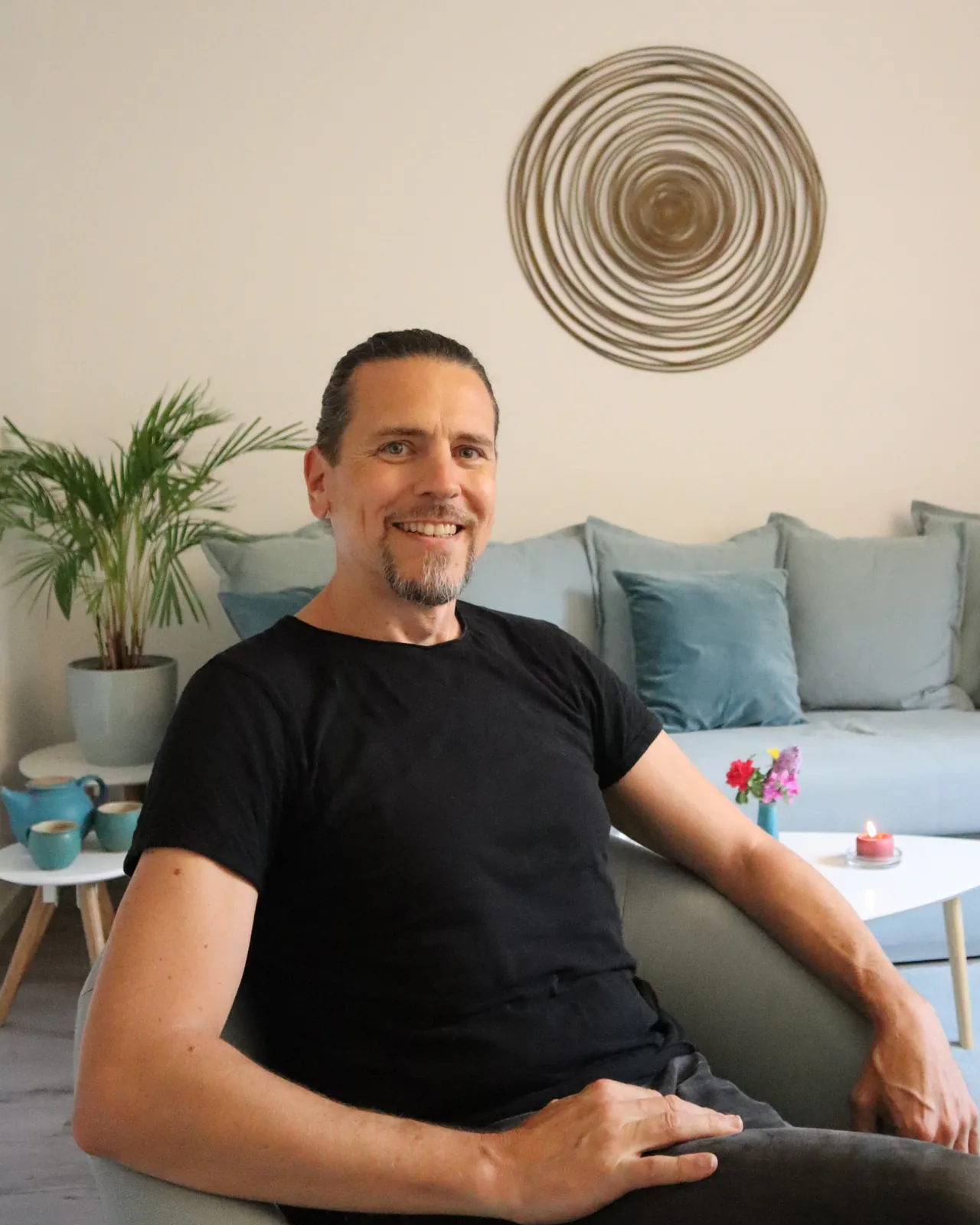 Marc Eickenbusch sitzt im Gesprächsbereich seiner Praxis